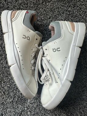 ON CLOUD ON Running Roger Advantage Leather Sneakers White /  Rosehip Size 9